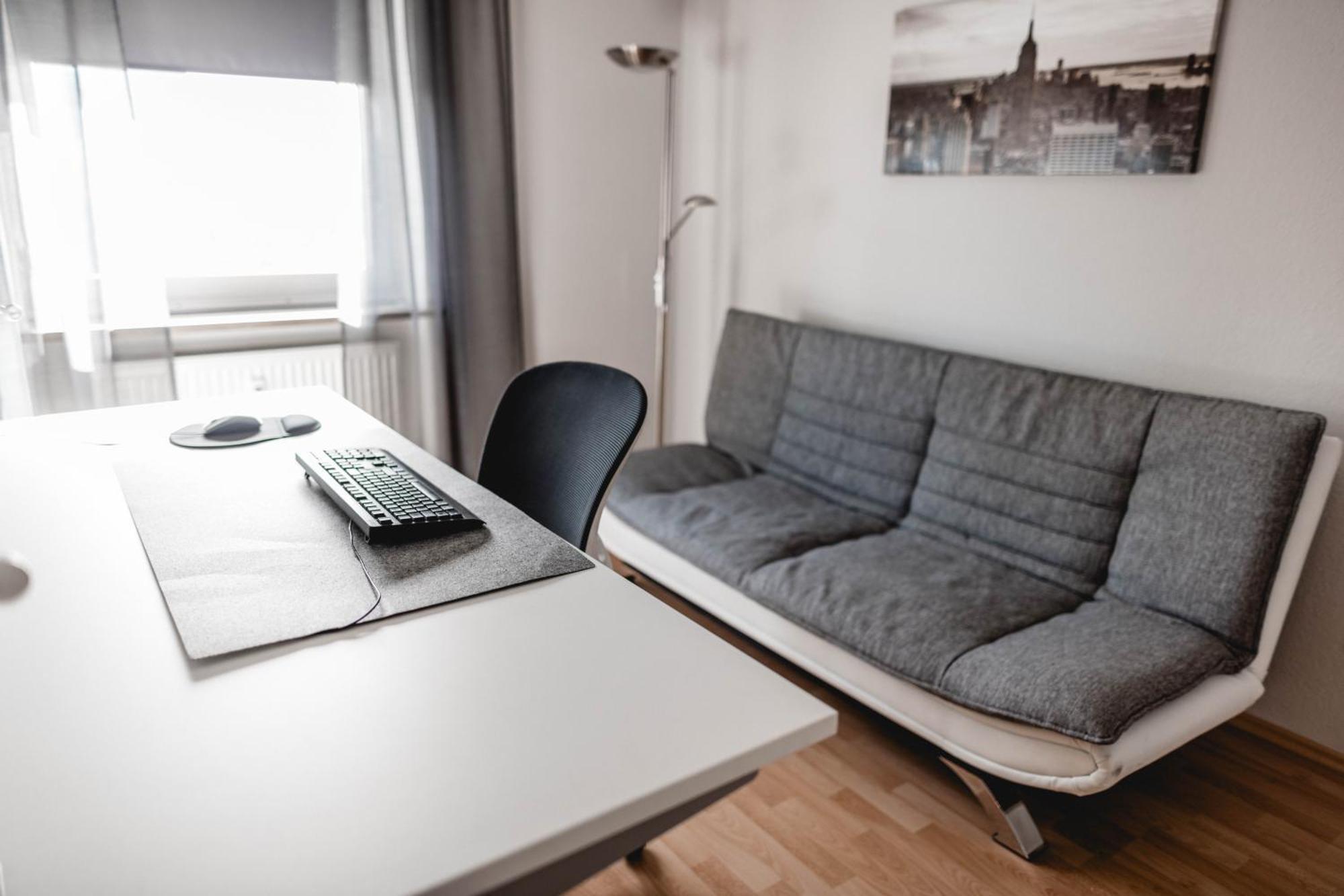 Me Homes - Grosse Moderne Designer-Wohnung Fuer Urlaub Und Business - Mit Kueche, Buero, Balkon Und 2 Parkplaetzen Μπαϊρόιτ Εξωτερικό φωτογραφία